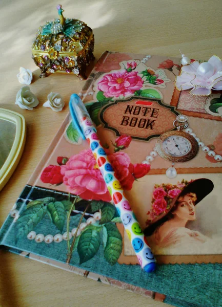 Güneş ışığı ile tuttu ahşap yüzeyde bagatelles kız için yer almaktadır. Sol üst köşede bir küçük ajur tabut ile renkli bir tavuskuşu şeklinde bir kapak vardır. Sağ tarafta beyaz çerçeveli el ile aynaya vis bir parçasıdır