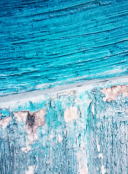 Eski bir duvara mavi boya soyulmuş. Bir duvara boya kaba tarafından bulunan şeritler olduğunu açık gri ve mavi