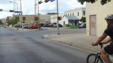 İki polis memuru Bisiklet San Antonio sokaklarında devriye