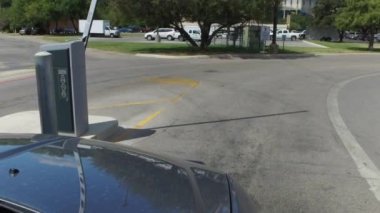 Araç geçişli bir park yeri girer