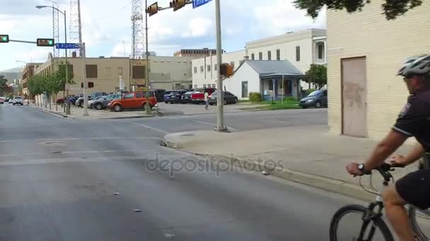 Två poliser på cyklar patrullera gatorna i San Antonio — Stockvideo