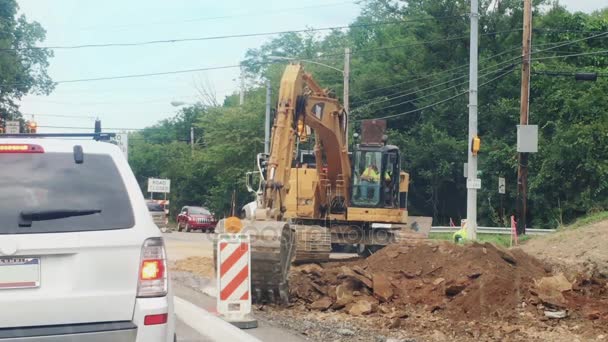 反铲挖土机在道路施工现场工作 — 图库视频影像