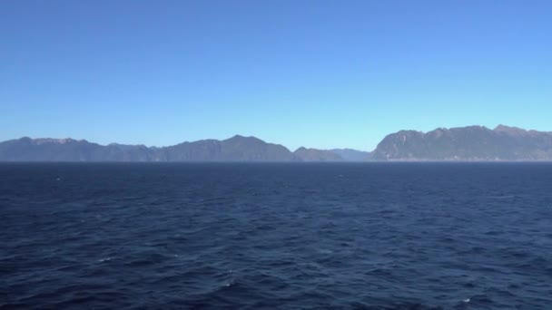 Veduta della costa rocciosa canadese dalla nave da crociera — Video Stock