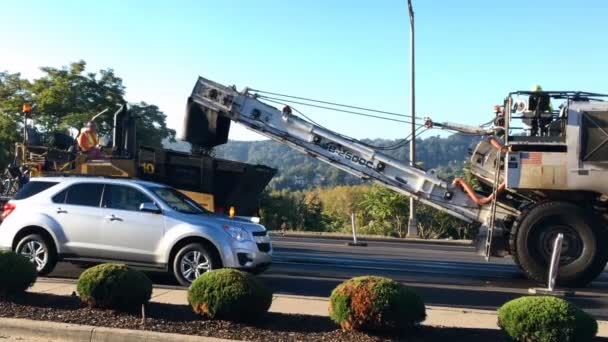 Trabalhadores com máquinas pesadas pavimentam uma estrada — Vídeo de Stock