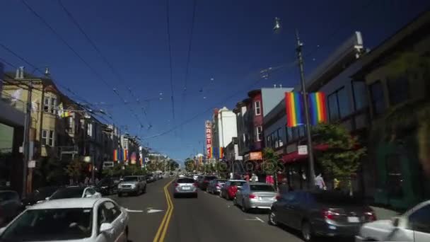 Conduciendo al Teatro Castro en la calle Castro en San Francisco — Vídeo de stock