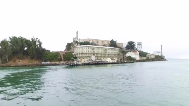 Foggy Morning Establishing Shot Alcatraz Island — Stock Video