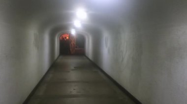Ürkütücü boş tüneli titrek ışığı ile gece