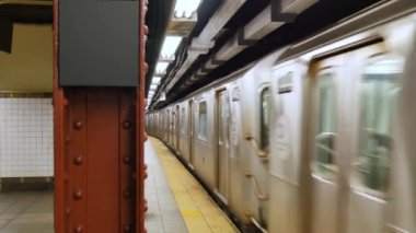 Bir Manhattan metro Platform bırakır