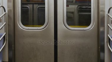 Kapalı New York şehir metro kapıları iç Shot araba yaklaşımlar platformu olarak
