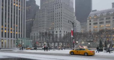 Kışlıklar sabah 5th Avenue Manhattan üzerinde atış işletmeler kurulması