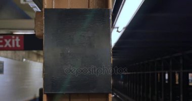 New York City metro tren yaklaşımlar Platform boş kimlik işareti ile