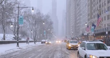 Blizzard Manhattan'da Central Park South üzerinde trafik