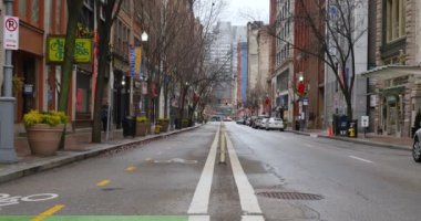 İşletmeler ve trafik tatil sezonu sırasında görünümünü Penn Bulvarı Pittsburgh '