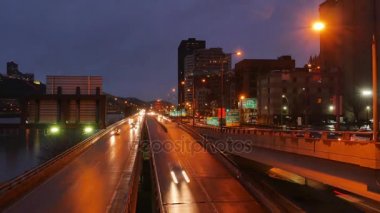 Gece zaman atlamalı görünümü Pittsburgh şehir trafik
