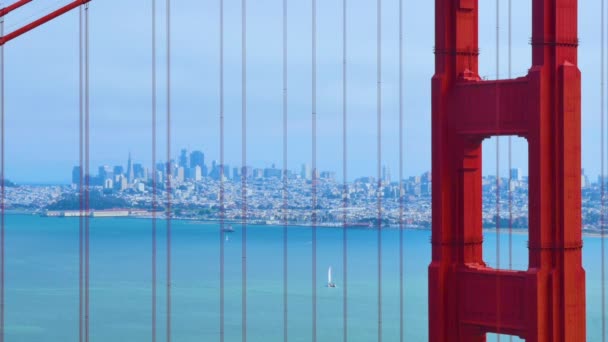 Den založení Shot Golden Gate Bridge na mlhavé zatažený den — Stock video