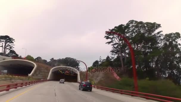 POV rijden op 101 naar de Golden Gate Bridge — Stockvideo