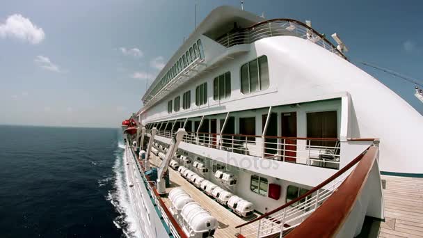 Pohled na otevřený oceán při pohledu z paluby výletní lodi — Stock video