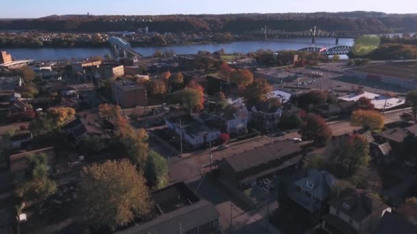 Lentamente reversa aérea de la pequeña ciudad occidental de Pensilvania — Vídeos de Stock