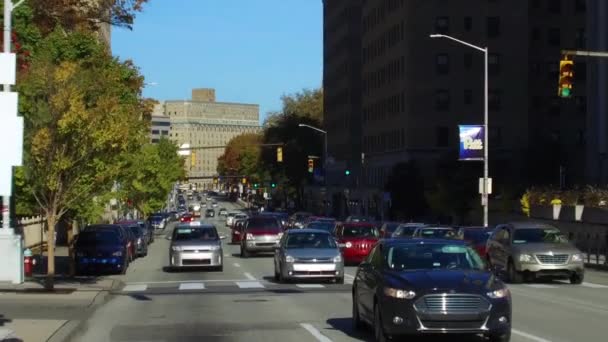 Conducir con vista trasera en la Quinta Avenida en Oakland Pittsburgh — Vídeos de Stock