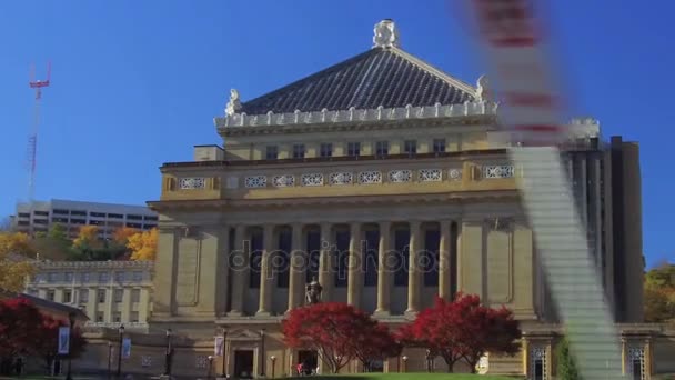 Opprettelse av Shot Soldiers and Sailors Memorial Hall i Oakland Pittsburgh – stockvideo