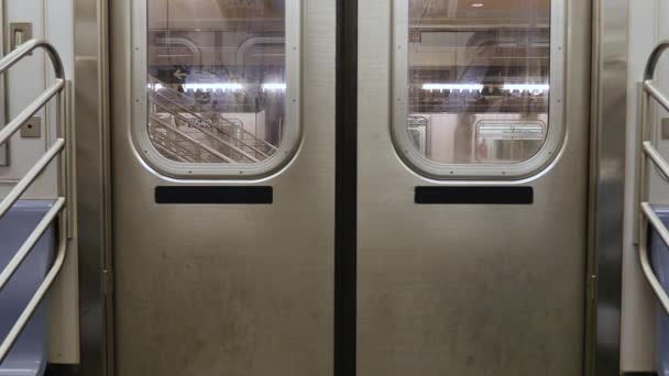 Vista interna delle porte della metropolitana che si aprono al binario — Video Stock