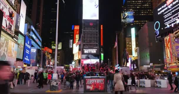 Noc, ustanawiający strzał zajęty działalności w Nowym Jorku Times Square — Wideo stockowe