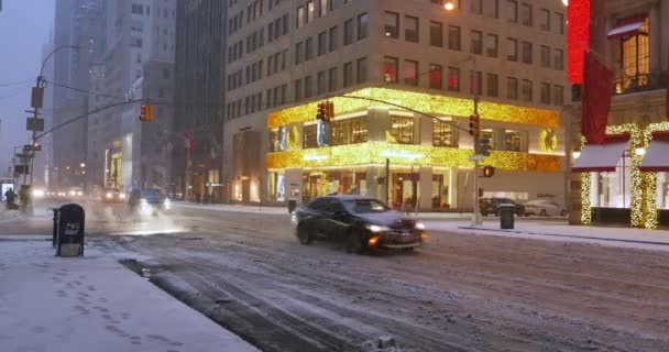 Winterse ochtend tot oprichting van Shot bedrijven op 5th Avenue in Manhattan — Stockvideo