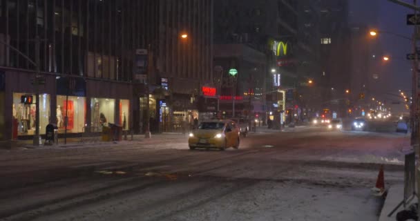 Wintry Establishing Shot Businesses on 5th Avenue in Manhattan — Stock Video