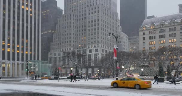 Wintry Morning Establishing Shot Businesses on 5th Avenue in Manhattan — Stock Video