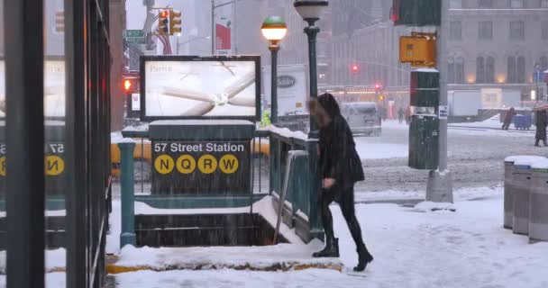 Vrouw komt Station van de metro van New York City tijdens de sneeuwstorm — Stockvideo