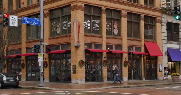 Typical Establishing Shot of Corner Bar and Restaurant in Pittsburgh — Stock Video