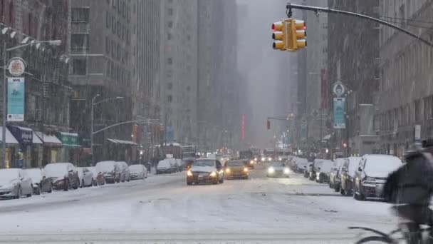 보행자와 눈보라에 맨해튼의 거리에서 교통 — 비디오