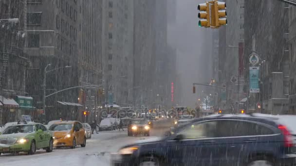 Fotgängare och trafik på gatorna i Manhattan i en snöstorm — Stockvideo