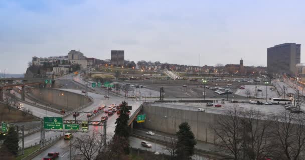 Invierno nublado diurno que establece tiro sobre el distrito de Hill de Pittsburgh — Vídeo de stock