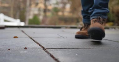 Çelik Boru ayak inşaat sahasında bırakarak adam