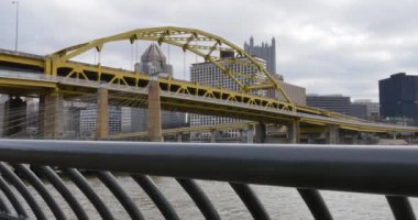 Dolly atış Pittsburgh Skyline kışın kurulması