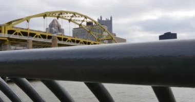 Dolly kadar atış Pittsburgh Skyline kışın kurulması