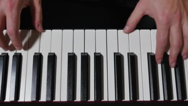Overhead Tracking colpo di mani che suonano il pianoforte — Video Stock