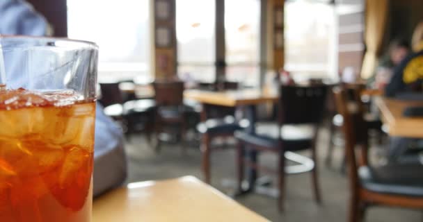 多莉枪的男子在餐厅喝冰茶 — 图库视频影像