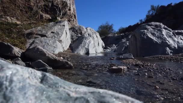 Lövés a patak létrehozásáról Arizona-sivatagban sziklák nap — Stock videók