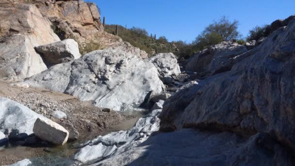 Düşük açılı gün atış Stream Arizona Çölü kayalarda kurulması — Stok video