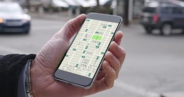 Ride trafik modellerini smartphone cep telefonu ile paylaşımı adam bakar