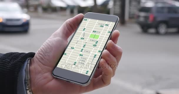 Man ser på Ride dela trafikmönster på Smartphone — Stockvideo