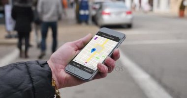 Ride trafik modellerini smartphone cep telefonu ile paylaşımı kadın bakar