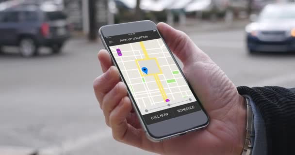 Homem olha para passeio compartilhando padrões de tráfego em Smartphone — Vídeo de Stock
