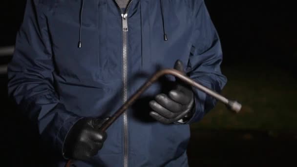 Hombre anónimo con neumáticos de hierro se acerca a la casa — Vídeo de stock