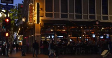 Alacakaranlıkta kurulması atış tipik Gaslamp Quarter iş San Diego