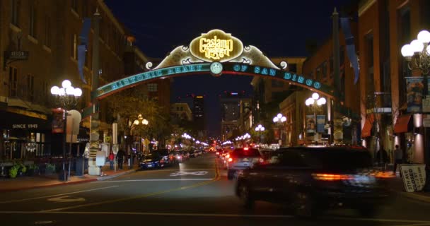 Vista nocturna del barrio ocupado de la lámpara de gas en San Diego — Vídeo de stock