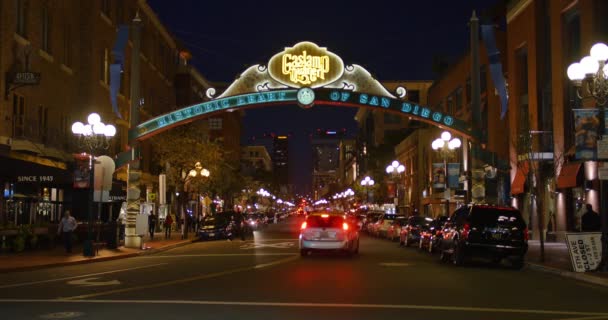 Nachtelijke vaststelling van Shot van de ingang van het Gaslamp Quarter in San Diego — Stockvideo