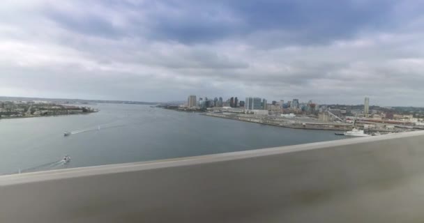 Μερική άποψη του San Diego ορίζοντα όπως φαίνεται από τη γέφυρα του Coronado — Αρχείο Βίντεο